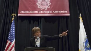 Rev. Liz Walker urges local officials to rebuild trust in institutions