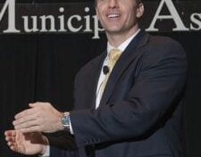 Greitens urges engagement with wounded veterans