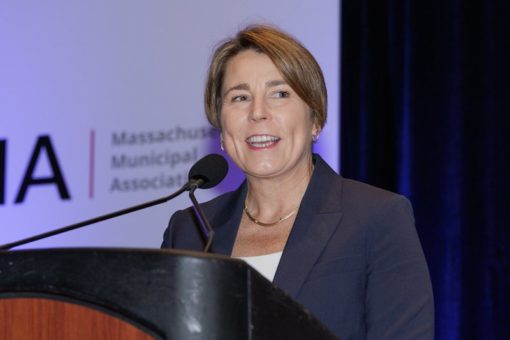 At MMA conference, Gov. Healey stresses commitments to local aid, education, housing